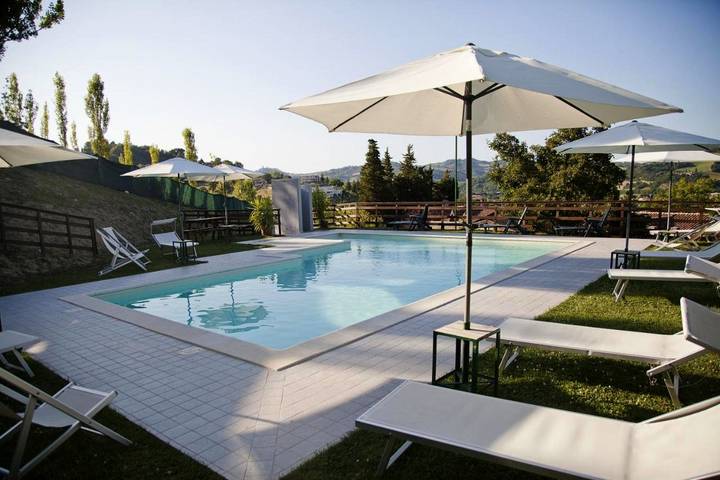 Agriturismo per 2 persone, con Terrazza e Giardino nonché Piscina e Panorama a Urbania