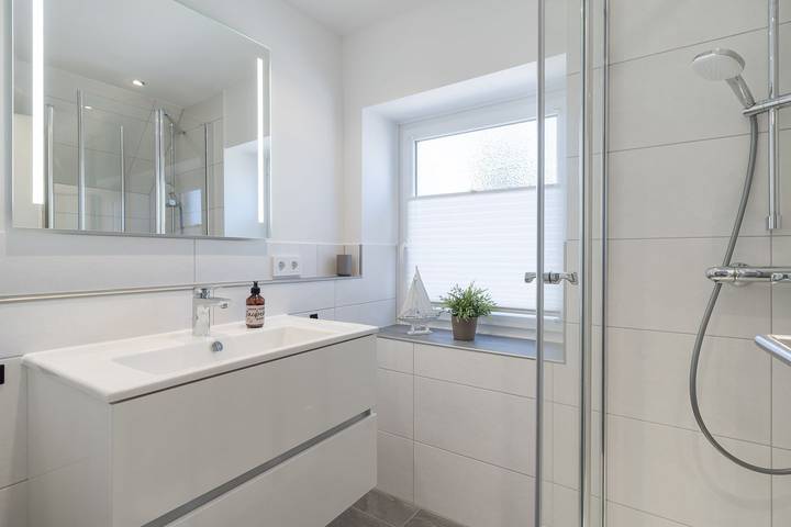 Ganze Wohnung, Schöne 2-Zimmerwohnung im 1. Obergeschoss mit Balkon im Ortsteil Dorf in St. Peter-Bad, St. Peter-Ording