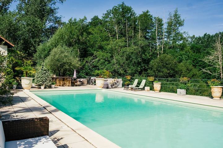 Cottage pour 10 personnes, avec terrasse ainsi que jardin et piscine à Parcoul
