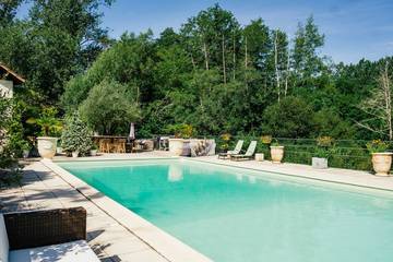 Cottage pour 10 personnes, avec jardin ainsi que piscine et terrasse à Parcoul