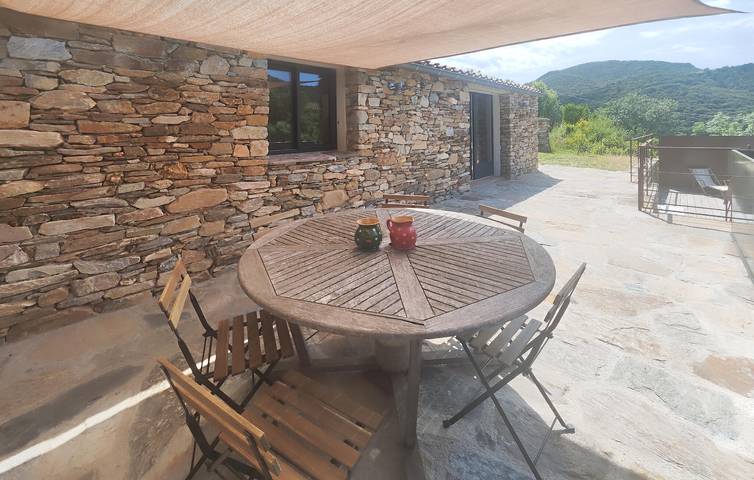 Location de vacances pour 6 personnes, avec jardin ainsi que terrasse et piscine à Vieussan - 2