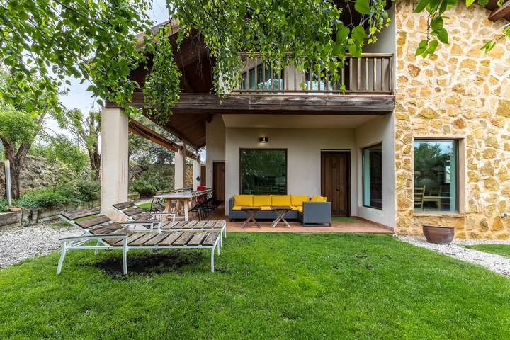 Ferienhaus 'El Herrén Del Abuelo' mit Bergblick, privatem Pool und privater Terrasse in Vegas de Matute, Segovia Provinz