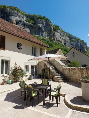 Gîte pour 2 personnes, avec terrasse et vue à Baume-les-Messieurs