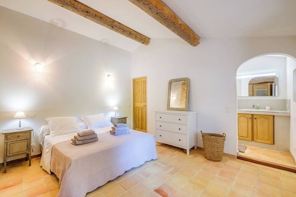 Mas style house in Bonnieux, Luberon, spectacular view, calm, heated pool in Bonnieux, Parque natural regional del Luberon
