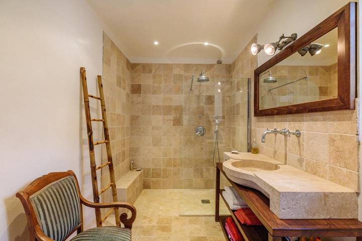 Location de vacances pour 8 personnes, avec piscine ainsi que jardin et terrasse à Vaugines - 4