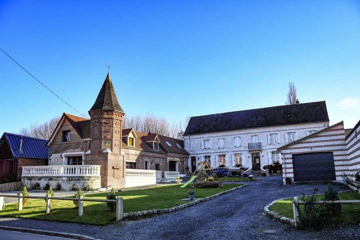Gîte pour 10 personnes, avec vue et jardin, animaux acceptés à Souastre
