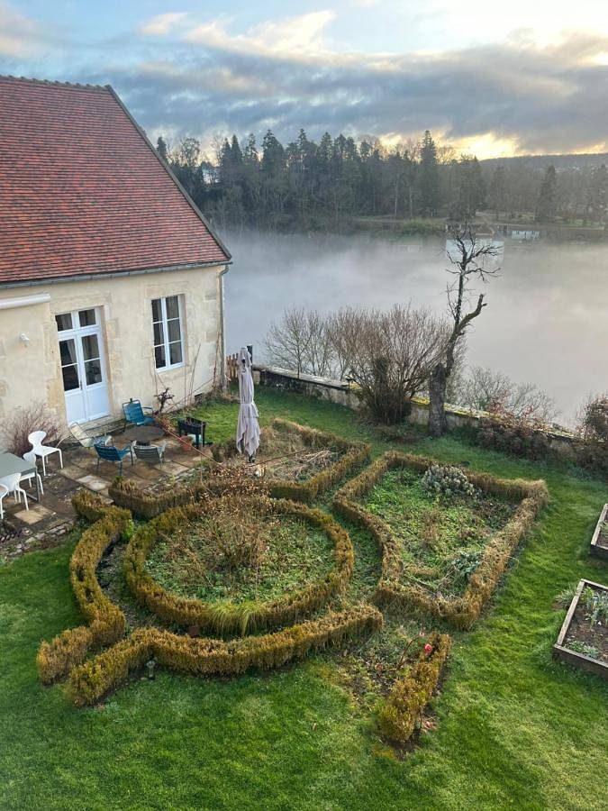 Gîte pour 2 personnes, avec piscine ainsi que jardin et vue dans Office De Tourisme D Avallon - 4