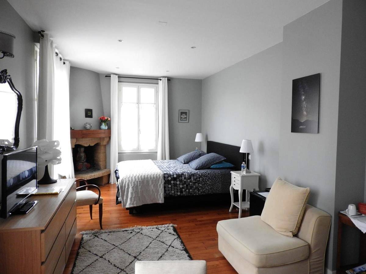 Double Room with Private Bathroom in Bois-le-Roi, Seine-et-Marne