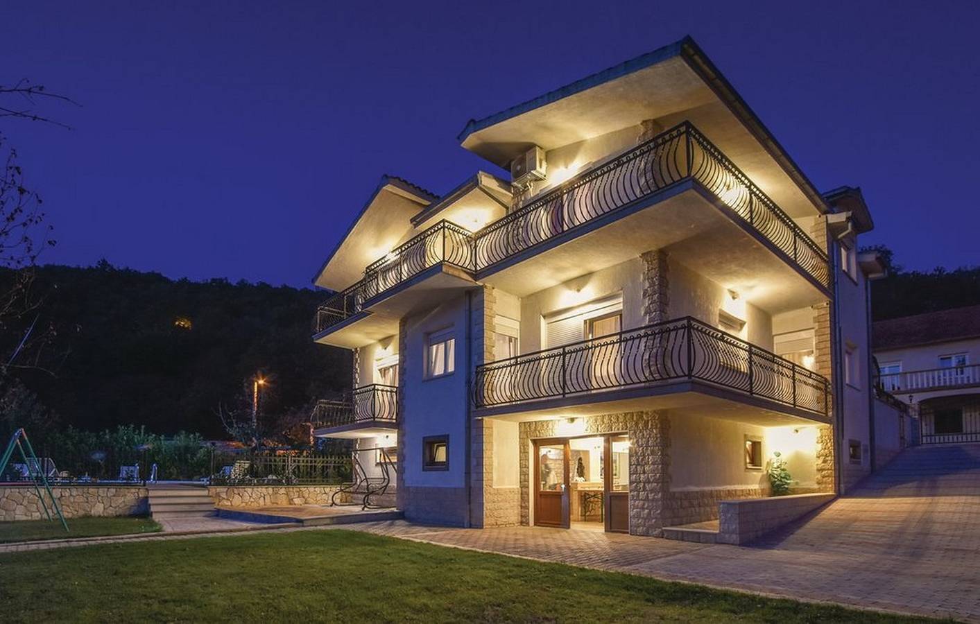 Villa mit fünf Schlafzimmern und Pool in Dalmatinisches Zagora