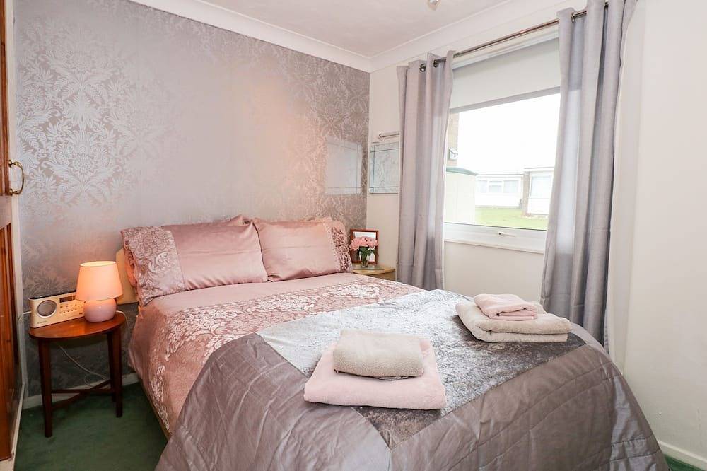 Chalet 12, family friendly, character holiday cottage in Hemsby in Hemsby, Great Yarmouth