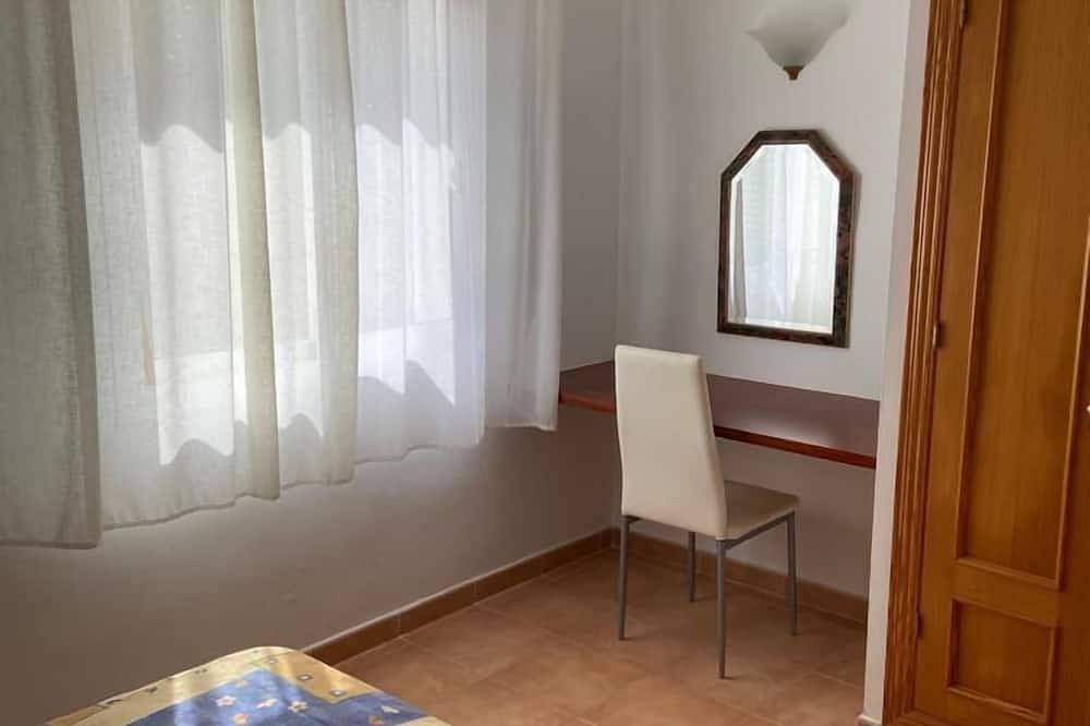 Ruhige freistehende Villa, privater Pool, kurzer Spaziergang zum örtlichen Geschäft, Bars / Restaurants in Port d'Addaia, Es Mercadal