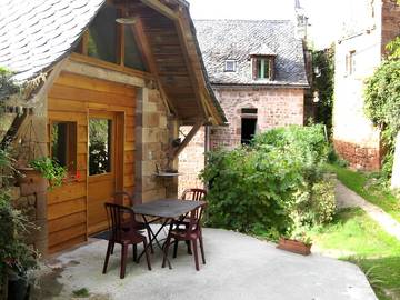 Gîte pour 4 personnes, avec terrasse et piscine dans l' Aveyron