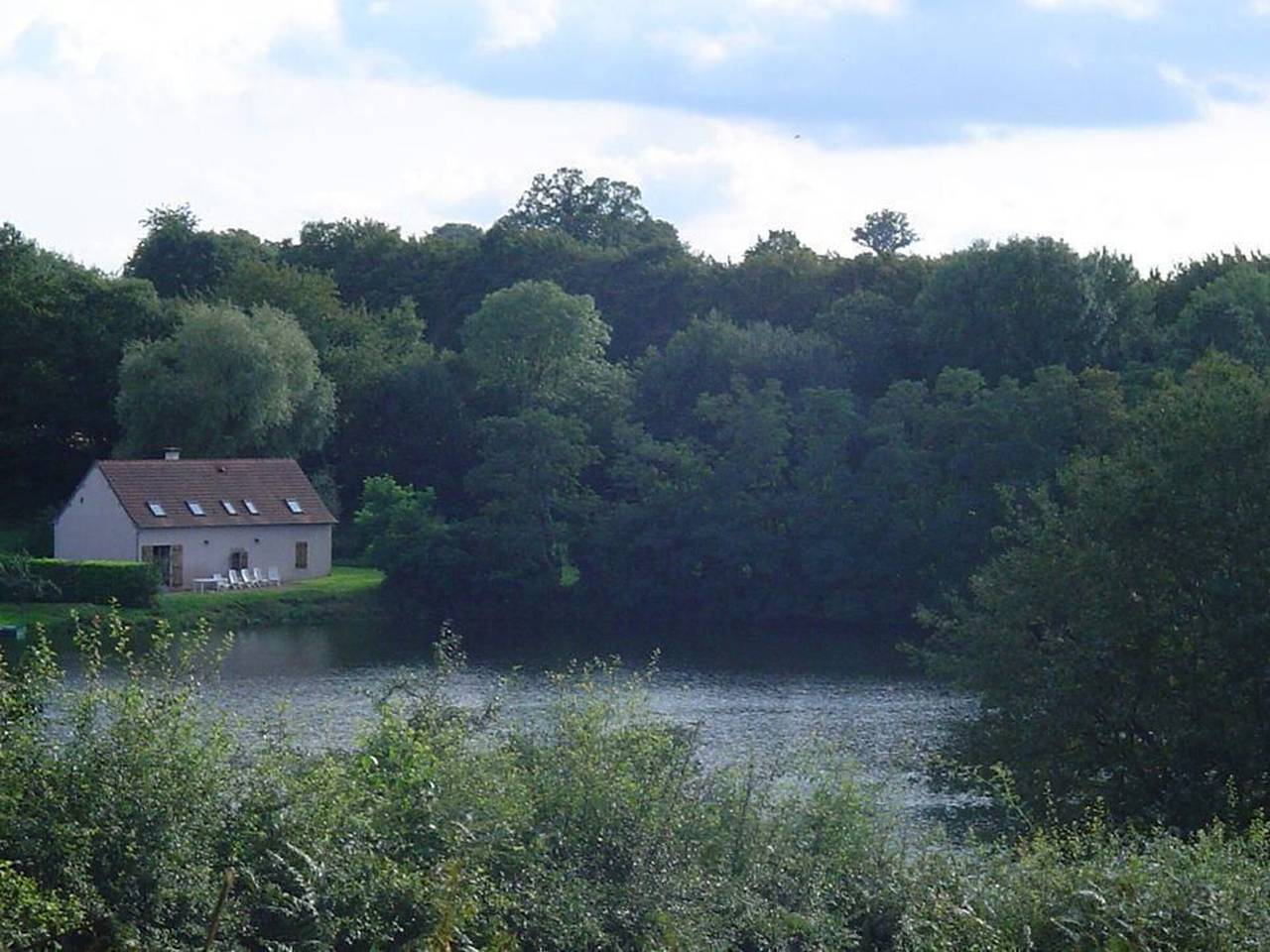 Haus am privaten Teich, ideal für Angeln und Natur in Saint-Saulge, Nièvre