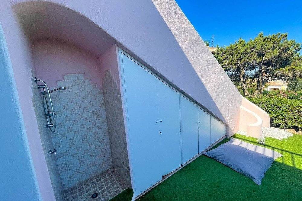 Villa con Rooftop e Giardino Privato a 200 metri dalla spiaggia in Capo Ferro, Arzachena