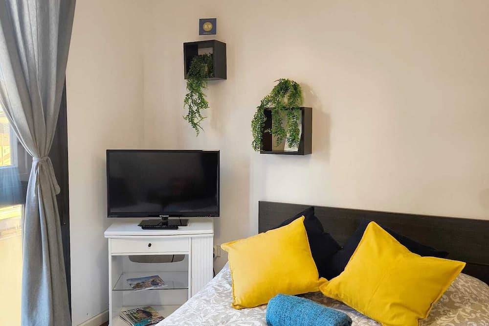 Apartamento entero, Estudio Abad con vistas al Castillo de Santa Barbara a 5 minutos de la playa in El Barrio, Alicante