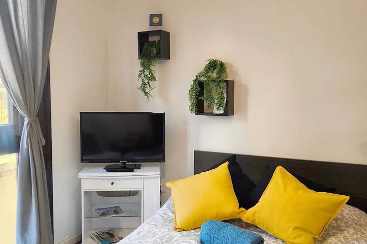 Appartement entier, Abad Studio with views of the Santa Barbara Castle, 5 minutes from the beach in Alacant, Alicante