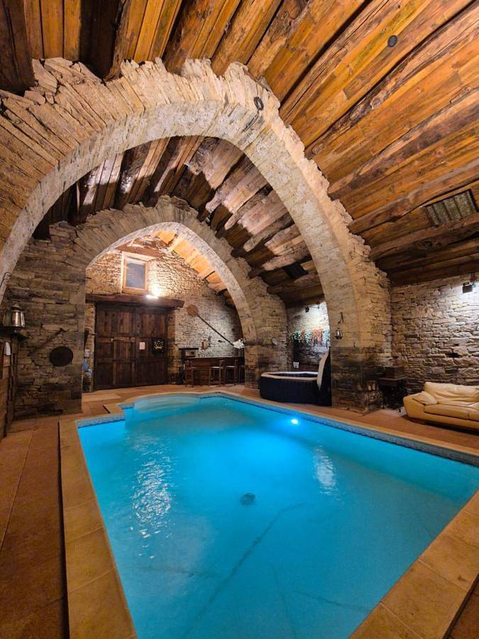 Location de vacances pour 4 personnes, avec Terrasse et Jacuzzi ainsi que Jardin et Piscine à Plaisance (Aveyron)