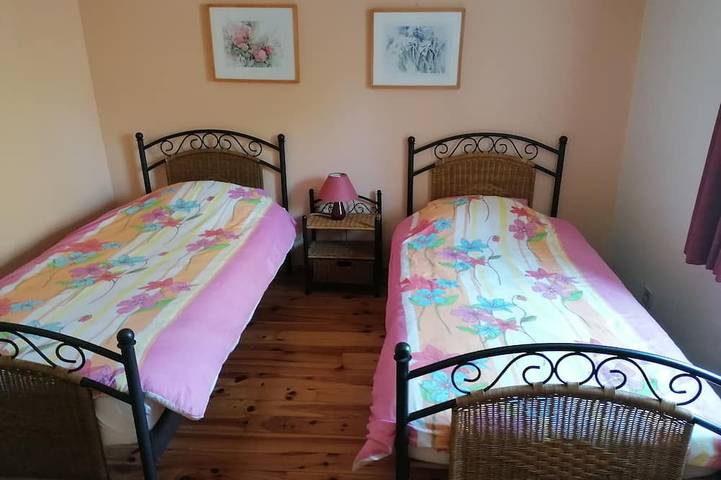 Ruim, comfortabel 4-persoonshuis Gezamenlijk verwarmd zwembad/open haard, tuin. in Hastière, Regio Namur