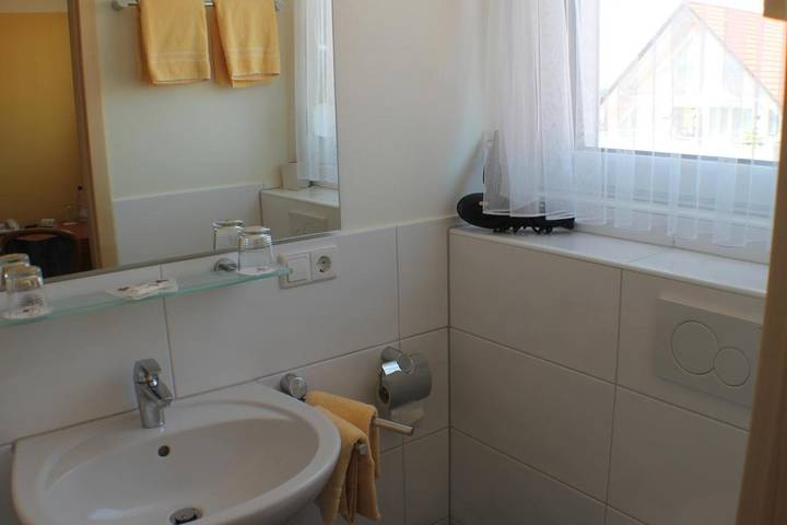 Ferienhaus für 2 Personen, mit Terrasse und Garten in Nonnenhorn - 3