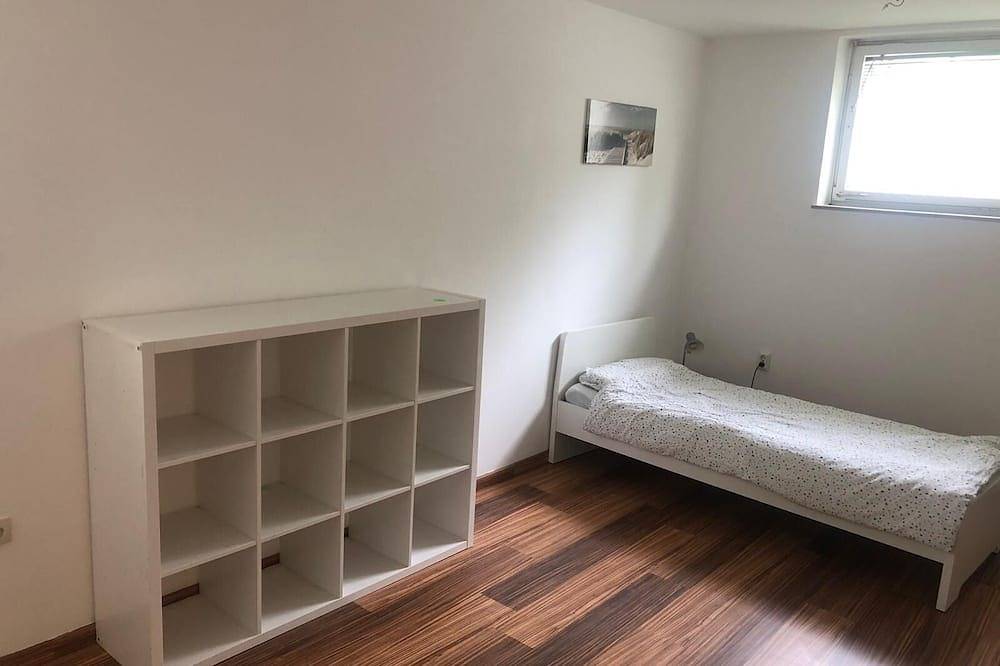Entire apartment, Spacious basement apartment with 3 bedrooms, Wohnung mit 4 Betten in Germering, Upper Bavaria
