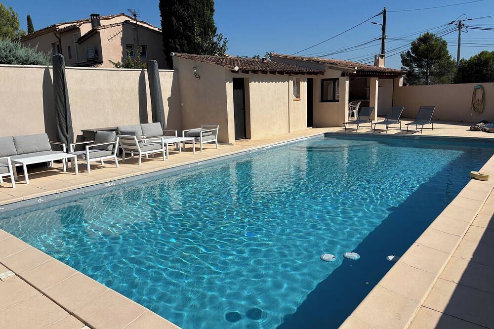 Magnificent Provencal villa with swimming pool in the Luberon in Lauris, Parc naturel régional du Luberon