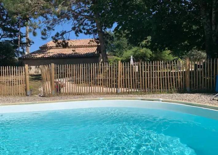 Gîte pour 4 personnes, avec terrasse ainsi que vue et piscine à Dausse