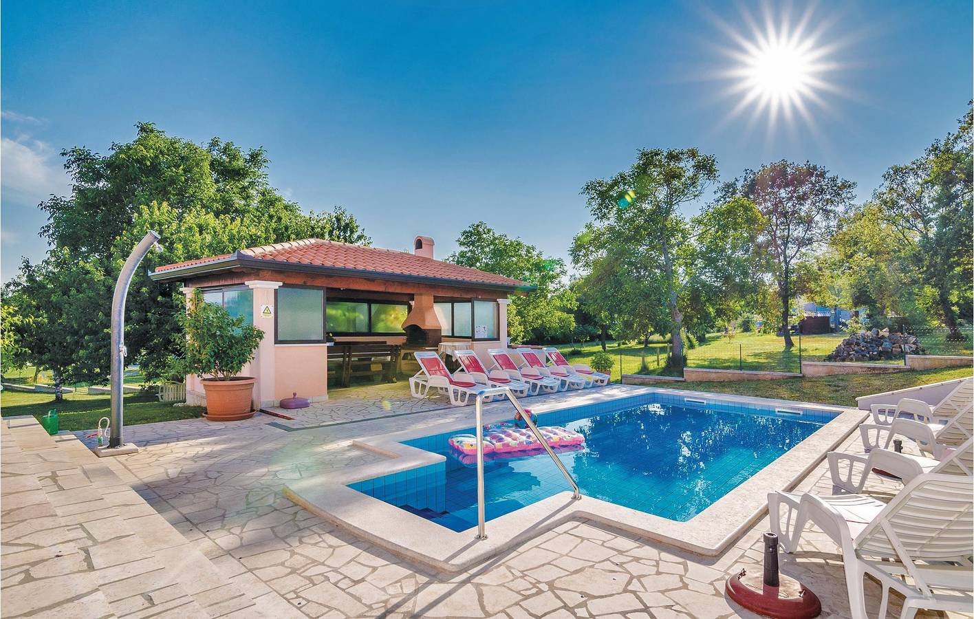 Un charmant appartement à 2 km de Labin : un logement confortable avec piscine et parking in Vinez, Côte Est de l'Istrie