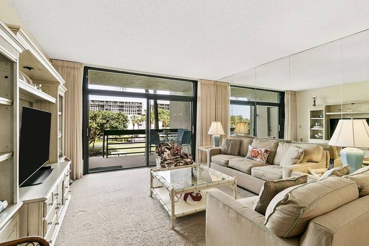 Vacation rental for 4 people, with balcony and pool as well as hot tub in Longboat Key