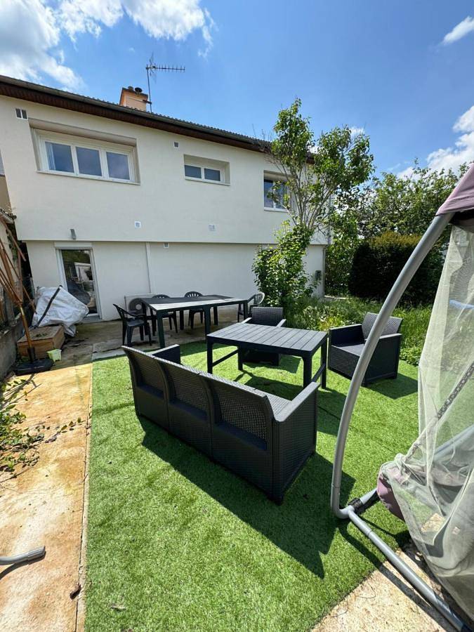 Gîte pour 5 personnes, avec jardin ainsi que terrasse et vue, animaux acceptés à Le Cendre