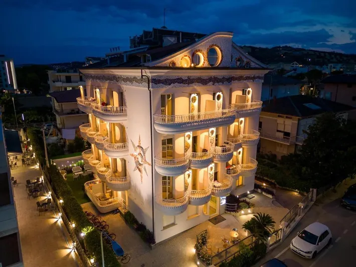 Appart’hôtel pour 6 personnes, avec piscine ainsi que balcon et jacuzzi - 1