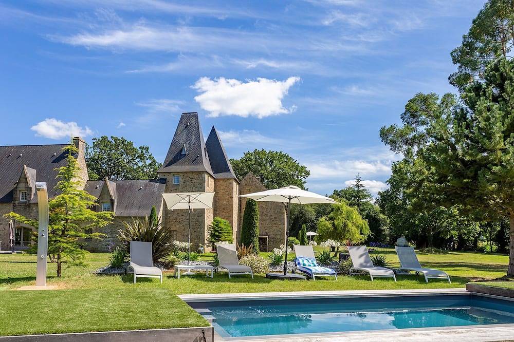 Manoir de Pléac - Gîte Le Chêne avec piscine chauffée. in Combourg, Région de Saint-Malo