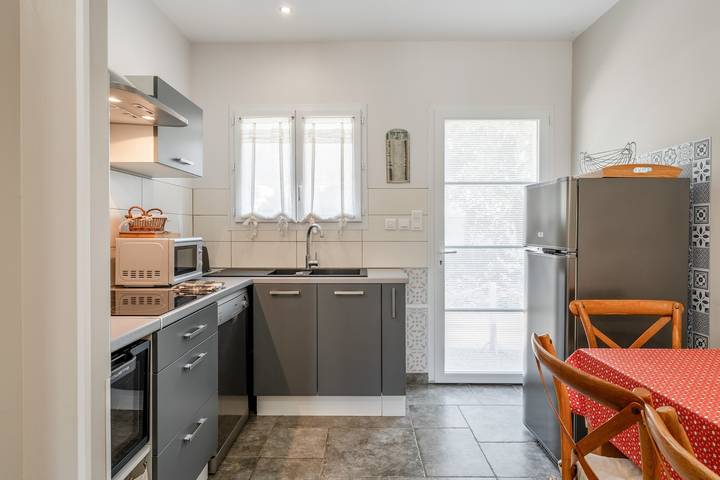 Holiday Home "Gîte Garrigue - Villa Cassandra" with Shared Pool, Wi-Fi & Air Conditioning in Tavel, Nimes region