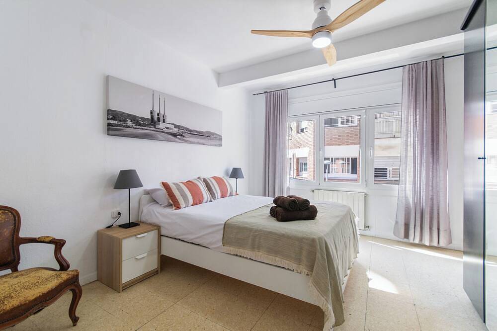 Appartement entier, 3 bedroom apartment 15' from Barcelona center and 8' walking from the beach in Sant Adrià de Besòs, Barcelonès