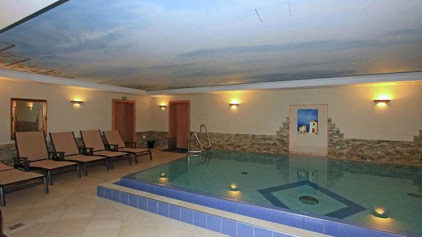 Vakantiewoning voor 5 personen, with zwembad and sauna as well as balkon in Stumm