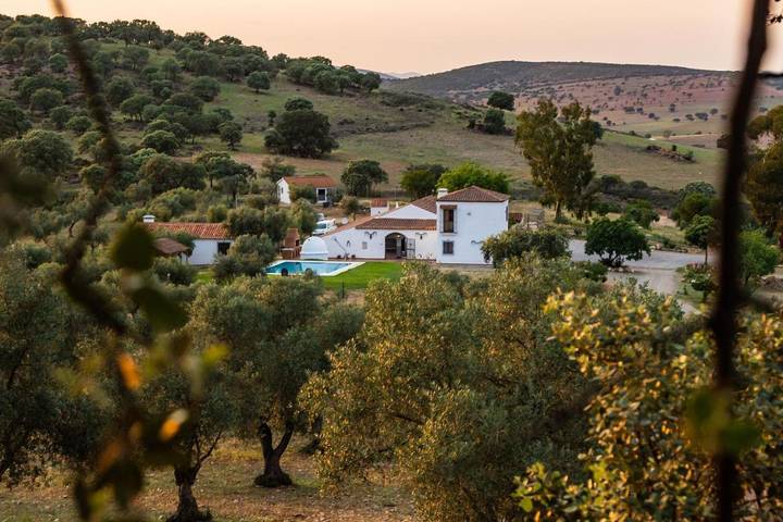 Chalet para 18 personas, con vistas además de piscina y jardín, Se admiten mascotas en Valle del Guadiato