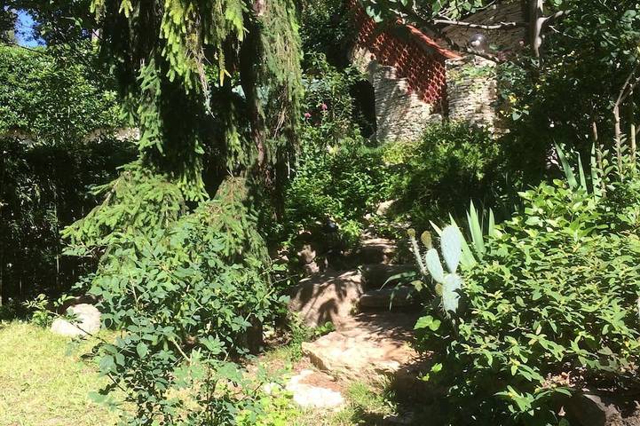T2 in private property in garden with pool overlooking pinewood in Rousset, Aix-en-Provence region