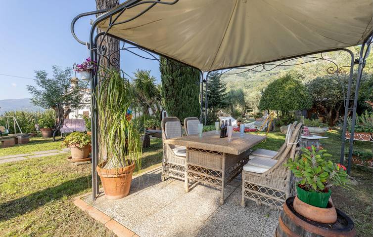 Appartamento a bordo piscina con WIFI e parcheggio. in Uzzano, Provincia di Pistoia