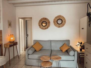 Gîte pour 4 personnes, avec terrasse ainsi que vue et piscine, animaux acceptés dans Kalafatis