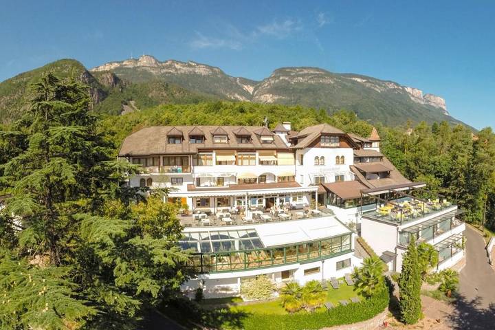 Hotel für 4 Personen, mit Ausblick und Pool sowie Sauna und Garten in Eppan an der Weinstraße