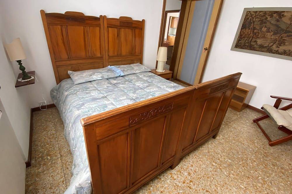 House for 4 people, private parking for 2 cars, 5' by car from Como in Lipomo, Brianza