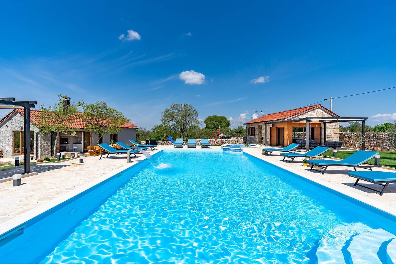 Neu! Promina-Luxusvilla mit 72 m2 beheiztem Pool, Whirlpool, Infrarotsauna, Tennisplatz, Medienraum

 in Dalmatinisches Zagora