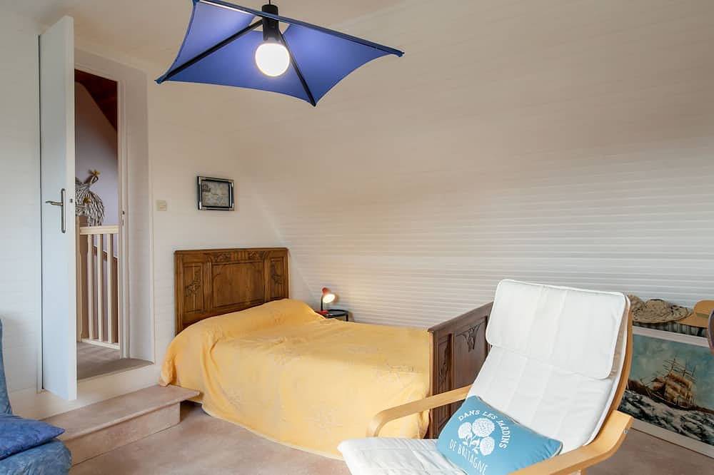 Echo de Vagues by Interhome in Kerlouan, Brest region