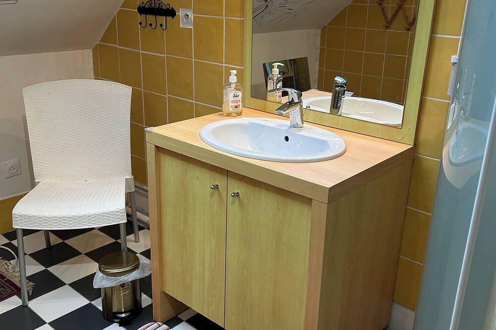 Chambre lavande aux lits jumeaux, son chauffage infrarouge long Zen, sa douceur in Étaples, Région de Montreuil