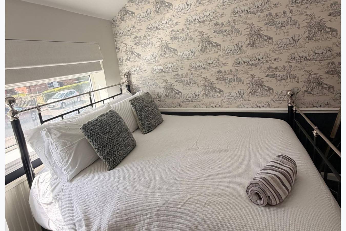 House Sleeps 7 with Enclosed Garden in Northamptonshire