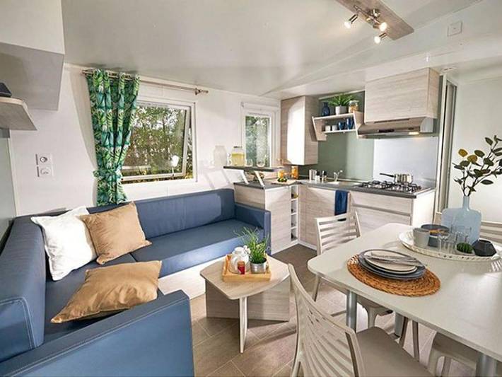 Camping pour 6 personnes, avec terrasse et piscine