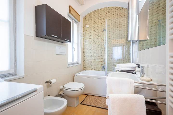 Appartamento intero, Guesthost- Elegant & Bright Flat in Parma Center in Parma, Provincia di Parma