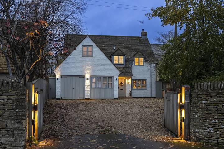 Cottage for 12 people, with garden, with pets in The Cotswolds