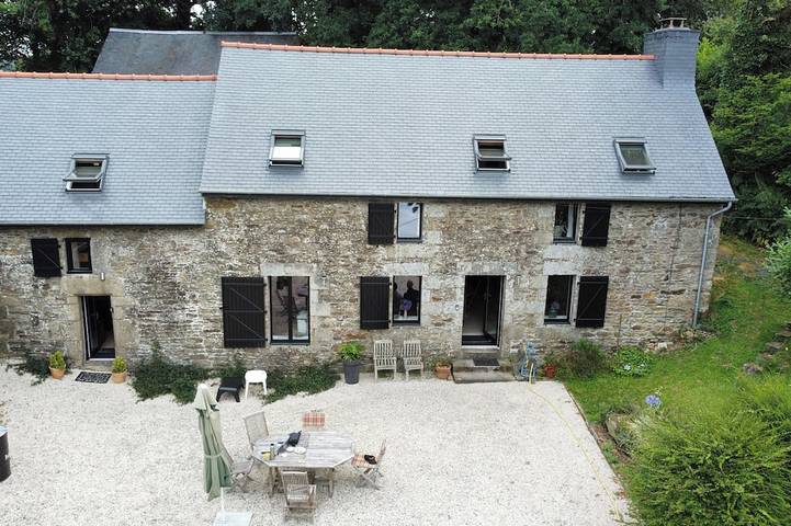 Chambre d’hôte pour 4 personnes, avec jardin à Pont-Melvez
