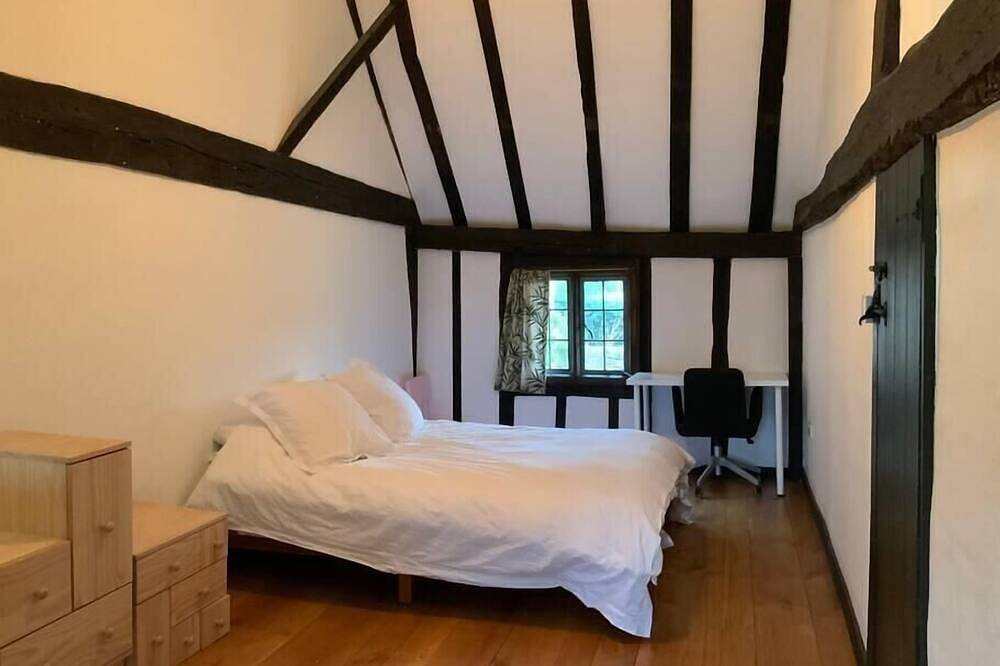 Delightful 4Bd Home full of Flair Edenbridge Kent in Dormansland, Surrey