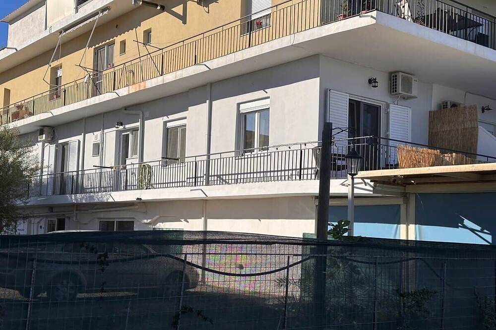 Ganze Wohnung, Agioi Theodoroi Beachview Chic Modern Apt in Agii Theodori, Korinthia